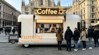 Superbe remorque alimentaire mobile personnalisée avec cuisine complète pour la restauration de festivals et les marchés de Noël