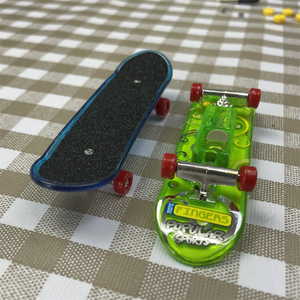 Vente en gros de <span class=keywords><strong>mini</strong></span> kit de planche à roulettes en plastique avec lumière LED jeu de planche à roulettes avec doigt - Product Image 3