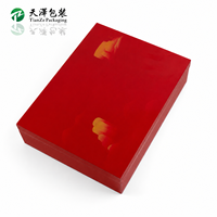 Boîte cadeau en bois rouge brillant sur mesure avec couvercle à charnière, inserts en mousse, emballage haut de gamme en MDF fait main