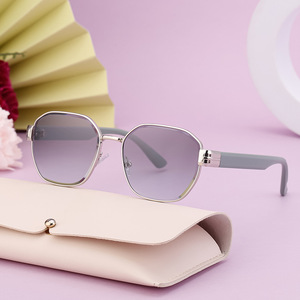 Lentes de Sol Cuadrados para Mujer Lb A3202, Montura Negra con Borde Dorado, Lentes de PC con Protección UV400, Estilo Instagram, Moda Urbana - Product Image 5