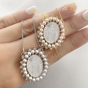 Collier pendentif Vierge Marie en nacre, bijoux religieux très demandés - Product Image 1