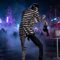 Clown animatronique grandeur nature tenant une poupée, accessoire d'Halloween, décoration électrique mobile effrayante pour maison hantée, parc à thème