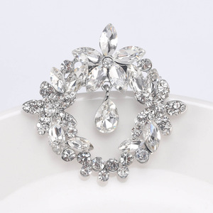 Broche de luxe en alliage plaqué argent avec fleur en cristal, décoration de robe élégante pour femme, cadeau de fête multicolore et étincelant - Product Image 6
