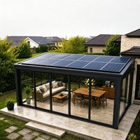 Véranda hivernale écologique en verre avec structure en aluminium et verre, toit plat et extension inclinée pour extension de maison, cour arrière