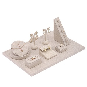Présentoir à bijoux en lin pour bracelets, colliers et bagues, idéal pour vitrine de magasin - Product Image 4