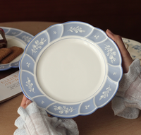 Ensemble d'assiettes à dîner en céramique imprimée de fleurs bleues vintage européenne ensemble d'assiettes à design de forme florale pour événement mariage