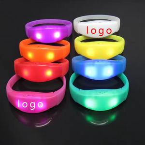 Bracelet LED sans fil personnalisé pour concert, télécommande à distance, lumière flash DMX, accessoires pour événements et fêtes, activé par le son - Product Image 5