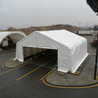 Tente d'entrepôt robuste à colonnes libres et à longue portée avec porte coulissante à rouleaux pour le stationnement de camions, semi-remorques et autocars