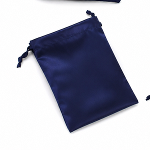 Sacs en satin à cordon de serrage en gros, imprimés sur mesure pour l'emballage de bijoux, de cosmétiques et de cadeaux - Product Image 3