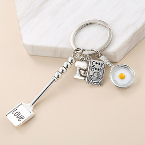 Divertido estilo de dibujos animados llavero de Metal único esmalte huevo cuchara cubiertos mujer regalo Pan frito receta llavero llaveros - Product Image 6