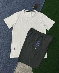 Completo Sportivo Estivo da Uomo ad Asciugatura Rapida, Impermeabile, con Cappuccio, T-Shirt a Maniche Corte e Pantaloncini, Set 2 Pezzi per Allenamento e Palestra - Product Image 3