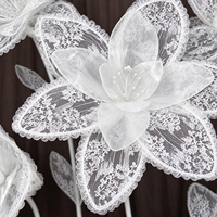 Y-074 Grand support floral géant en dentelle blanche et organza, décoration florale transparente faite à la main sur pied pour allée de mariage, scène d'événement