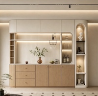 Buffet moderne en crème avec design incurvé, meuble de salle à manger sur toute la longueur de la pièce avec étagères de présentation