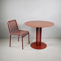 Restaurant, café, tables et chaises en fer forgé pour les loisirs de plein air