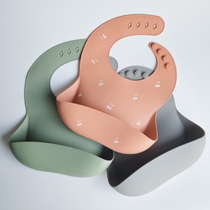 Bavoir bébé en silicone imperméable, facile à nettoyer, couleur personnalisée, réutilisable, pour tout-petits, design 084, logo personnalisé, vente en gros - Product Image 1