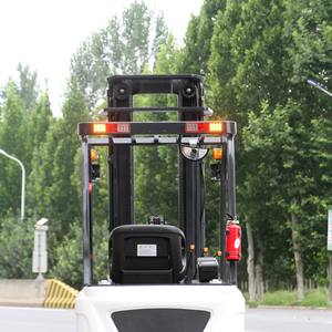 Montacargas Eléctrico de Tres Ruedas, Cero Emisiones, Bajo Ruido, Bajos Costos de Mantenimiento Operativo, Arranque Suave, Batería de Plomo-Ácido - Product Image 3