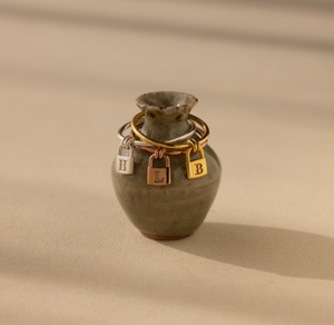 Candado inicial Anillo de gota Minimalista Personalizado Grabado Carta Encanto Joyería delicada Regalo personalizado para ella - Product Image 4