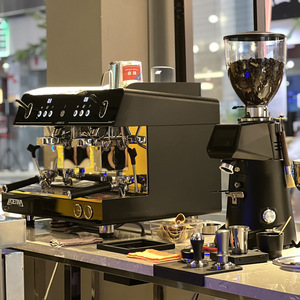 Máquina de Café Comercial Legend de Doble Grupo E61 con Intercambiador de Calor, Semiautomática, con Potente Espumador de Leche - Product Image 2