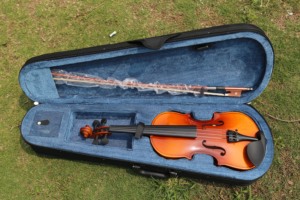 Violín de Alta Calidad con Garantía, <span class=keywords><strong>Precio</strong></span> al por Mayor, Cuerpo de Tilo, Teñido de <span class=keywords><strong>Blanco</strong></span>, Clavijas Negras, Acabado Brillante, 4/4 3/4 1/2, Violín Hecho a Mano - Product Image 4