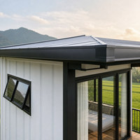 Maison mobile préfabriquée à deux étages avec une large façade vitrée et un balcon