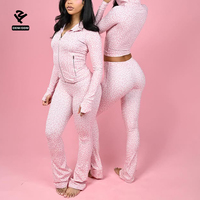 Ensemble de yoga deux pièces rose léopard avec logo personnalisé, haut moulant à manches longues avec trous pour les pouces et pantalon évasé, tenue de fitness pour femmes
