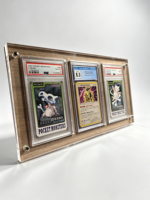 Étui de présentation pour cartes gradées en acrylique sur mesure avec protection UV et base en bois massif pour cartes de collection gradées PSA CGC ACE