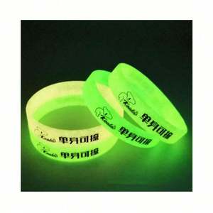 Pulsera de Silicona Elástica Personalizada que Brilla en la Oscuridad, Brazalete de Goma Promocional con Logotipo para Eventos - Product Image 1
