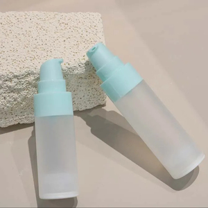 Bouteille sous vide carrée en PET PP givrée verte transparente <span class=keywords><strong>sans</strong></span> gaz pour le nettoyant facial et le conditionneur Emballage de forme carrée - Product Image 1