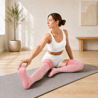 Chaussettes de sport roses personnalisées en gros pour yoga et pilates, hauteur cuisse, avec bout fermé