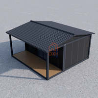 Maison préfabriquée en conteneur noire avec toit en tuiles inclinées personnalisé et grande véranda avant