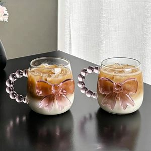 可愛い13オンスピンクのリボンデザインのホウケイ酸ガラス製マグカップ、クリアなアイスコーヒーカップ、ビーズハンドル付き、ミルクティー用ドリンクウェア、家庭用カフェギフトに最適 - Product Image 1