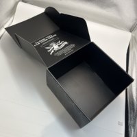 Caja de Cartón Corrugado Reciclable para Sombreros, con Recubrimiento UV Completo, Lámina Dorada y Barnizado