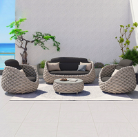 Ensemble de canapés d'extérieur de luxe léger pour jardins, résistant au soleil et à l'eau, le premier choix pour les cours de villas et les piscines