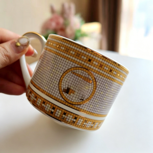 Ensemble de 4 pièces de vaisselle en porcelaine fine (Bone China) : tasses et assiettes rondes avec motif doré, assiettes de présentation en céramique - Product Image 3