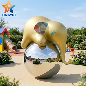 Scultura Moderna di Elefante in Fibra di Vetro Dipinta a Mano con Base a Sfera Lucida a Specchio per Arredamento di Lusso Interno/Esterno - Product Image 3