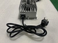 Cargador de batería de litio personalizado, cargador de batería de iones de litio resistente al agua para batería de litio Lifepo4 NCM con pantalla en tiempo Real