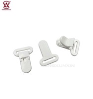 Clip de fixation pour sucette en plastique personnalisé OEM, haute résistance, support de sucette pour bébé, fabrication économique pour accessoires de vêtements de bébé à accrocher à une sangle
