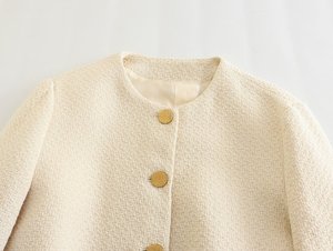 2025 printemps nouvel an Style européen américain blanc col montant <span class=keywords><strong>Blazer</strong></span> avec bouton en métal décoration courte parfum veste - Product Image 3