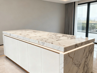 Dalle de roche personnalisée Bvlgari en or avec incrustation de filament métallique en pierre frittée pour murs décoratifs, revêtements de salle de bain et carreaux d'escalier