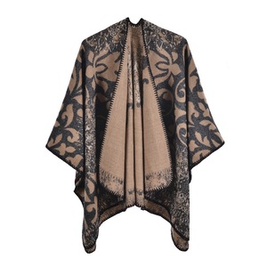 Prêt à expédier <span class=keywords><strong>Poncho</strong></span> <span class=keywords><strong>en</strong></span> <span class=keywords><strong>alpaga</strong></span> de luxe pour femmes 2022 Doux surdimensionné Floral Jacquard Hiver Chaud Châle <span class=keywords><strong>en</strong></span> cachemire pour femmes Cape - Product Image 3