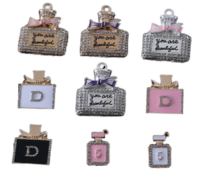 Vente en gros directe usine : Breloques en alliage et strass en forme <span class=keywords><strong>de</strong></span> flacon <span class=keywords><strong>de</strong></span> <span class=keywords><strong>parfum</strong></span>, plaqué or 18 carats, accessoire décoratif féminin pour sacs à main et téléphones - Product Image 1