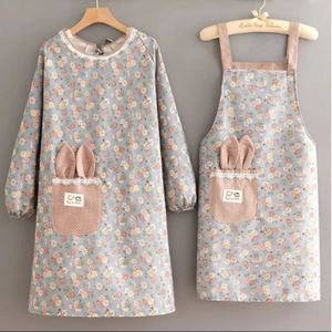 Delantal floral de manga larga con bolsillo de conejo para mujer, para cocinar y usar en la cocina - Product Image 1