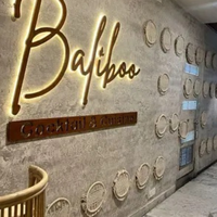 Lettres en relief pour façade de bâtiment commercial avec structure métallique de grande envergure et rétroéclairage LED lumineux
