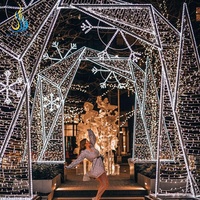 Festliche Laternen, Maßgefertigte Luxuriöse Eisenfassaden-Beleuchtung, Riesige 3D-LED-Parfümflaschen- und Blumenskulpturen für Einkaufszentren und Neujahrsdekorationen