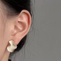 Boucles d'oreilles clous nuage irrégulier vintage en alliage plaqué or 14 carats avec zircon et émail géométrique français pour femme – Tendance, élégantes, pour soirée