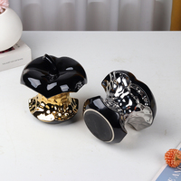Ornement en céramique en forme de noyau de pomme noir avec détails dorés et argentés, sculpture décorative créative pour la maison, cadeau pour table ou étagère de salon