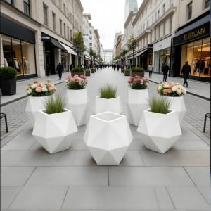 Maceta Moderna Geométrica de Fibra de Vidrio con Corte Diamante Blanco, Duradera y de Alta Gama para Hogar y Jardín - Product Image 1