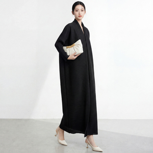 เสื้อคลุมยาวแบบมินิมอล PY Abaya ผ้าถัก ทรงเทรนช์โค้ท คอวี แขนสามส่วน สีดำล้วน สำหรับผู้หญิง แฟชั่นฤดูใบไม้ร่วง - Product Image 5