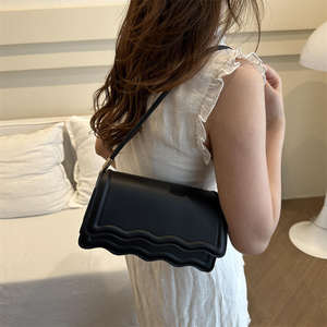 Nouveau sac à main en cuir PU de couleur unie, grand format, pour femme, avec bord ondulé, style selle, à porter en bandoulière - Product Image 1