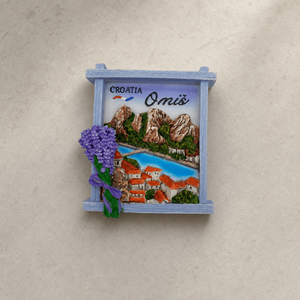 Aimant de réfrigérateur en résine peint à la main 3D Omis, Croatie, paysage côtier avec lavande, souvenir de voyage, vente en gros, logo personnalisé - Product Image 1